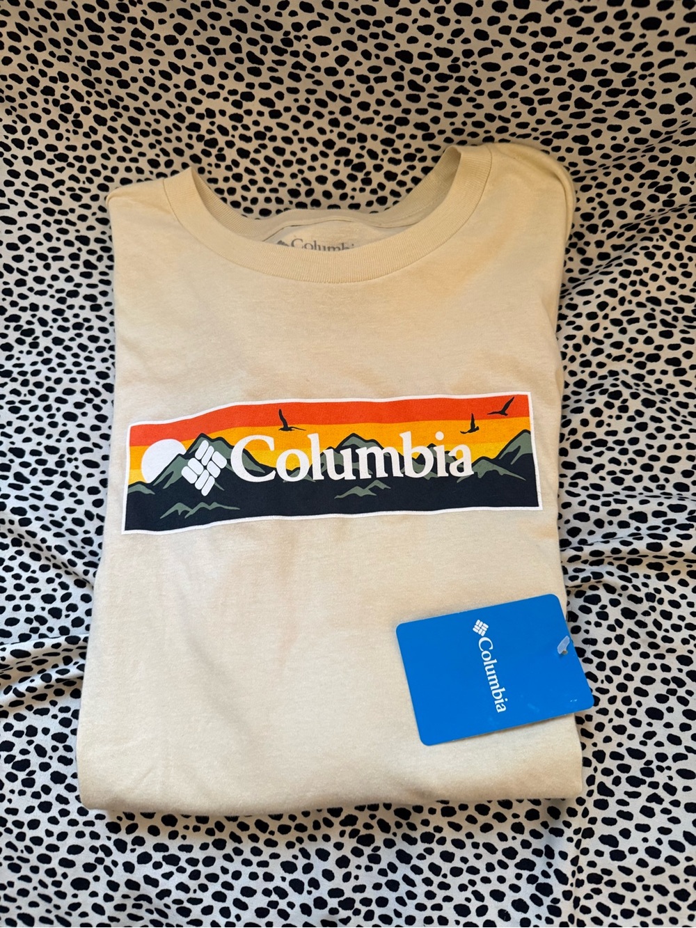 Columbia Beige Tee with Sunset Mountain Graphic, Men’s M